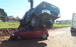 Após colisão contra caminhão, caminhonete colide em carros estacionados e para sobre outro veículo