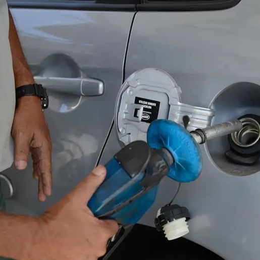 Petrobras anuncia aumento no preço da gasolina a partir de terça-feira