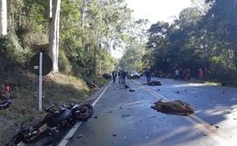 Acidente entre carro e quatro motos deixa duas pessoas mortas em Santa Catarina