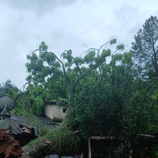 Temporal causa estragos e mantém alerta da Defesa Civil no Extremo-Oeste
