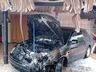 Carro pega fogo dentro da garagem de casa em Cunha Porã