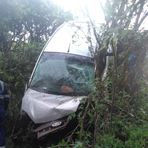 Motorista morre após despencar com veículo em ribanceira