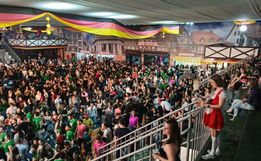 43ª Oktoberfest: Bailões agitam o público na noite deste sábado