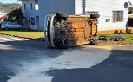 Veículo tomba após colisão no Bairro São Luiz, em São Miguel do Oeste