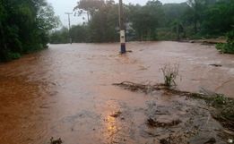 Chuva forte provoca estragos e alagamentos em cidades de Santa Catarina neste sábado