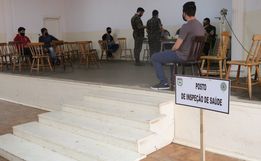 Jovens passam por inspeção de saúde para o alistamento militar