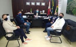 Prefeito recebe diretoria da Apae para tratar sobre empenho de recursos