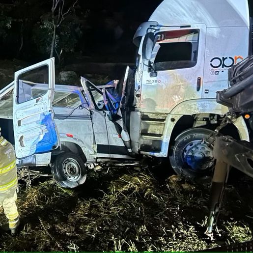 Batida entre carreta e van deixa nove mortos no norte de MG