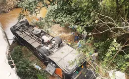 Motorista de ônibus com time de futebol diz ter sido fechado por carreta