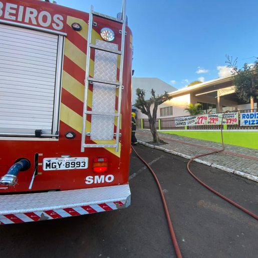 Incêndio em fritadeira elétrica mobiliza Corpo de Bombeiros em SMOeste
