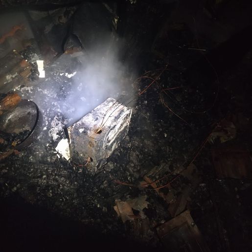 Residência é completamente consumida por incêndio no interior