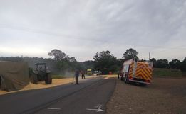 Caminhão carregado de milho tomba e espalha carga na BR 163