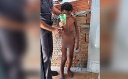 Vídeo mostra resgate de criança presa dentro de barril de ferro