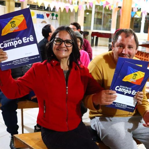 Campo Erê faz entrega de mais de 40 escrituras para moradores do Bairro Mello