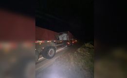 PRF apreende carreta por trafegar fora do horário e derrubar carga na BR-163