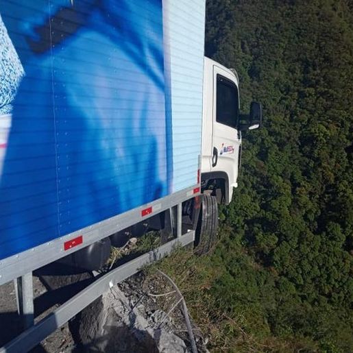 Caminhão fica pendurado à beira de precipício na Serra do Rio do Rastro em SC