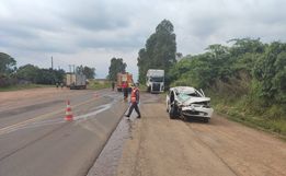 VÍDEO: colisão entre caminhão e carro deixa condutor de 18 anos ferido na BR 163