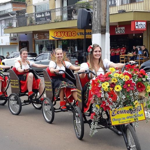 Desfile marca a 42ª Oktoberfest em Itapiranga