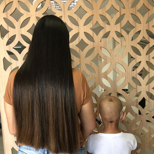 Mãe corta o cabelo e doa para fazer peruca para a filha com leucemia