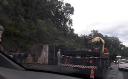 Carreta sai da pista e tomba às margens da BR 163 em São José do Cedro