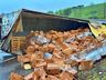 Carreta carregada com 25 toneladas de batatas tomba na BR-282 em SMOeste
