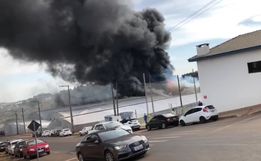 Incêndio de grandes proporções atinge empresa no Oeste de Santa Catarina