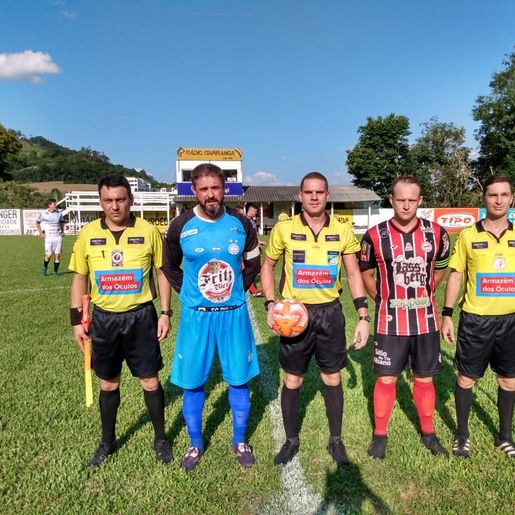 Cometa vence em casa e retoma a liderança