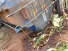 Homem sofre ferimentos graves em tombamento de carreta no interior