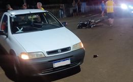 Carro e moto colidem no centro de Campo Erê