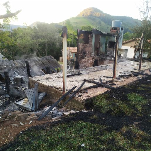 Casa fica totalmente destruída pelo fogo no interior de Campo Erê 
