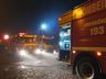 Edificação é atingida por incêndio na área industrial de Riqueza