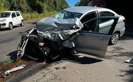 Veículo fica parcialmente destruído em colisão frontal na BR 282, em SMOeste 