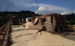 Tombamento de caminhão bloqueia BR-282 em Nova Erechim