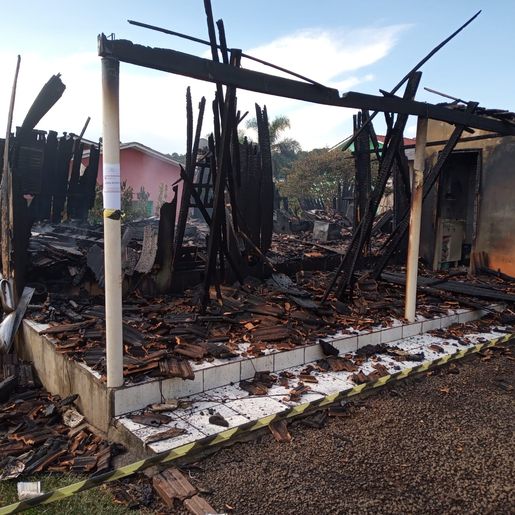 Casa de madeira é completamente consumida em incêndio