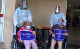 VÍDEO: Casal de 90 anos recebe alta ao mesmo tempo após contrair Covid-19 em SC