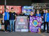 Imperial Supermercados distribui peças de roupas e uma tonelada de alimentos