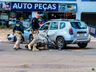 Motociclista cai em cima de carro após acidente em SMO; vídeo