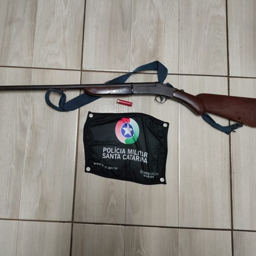 Embriagado, homem ameaça companheira com arma e acaba preso em Campo Erê