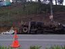 Caminhoneiro morre em saída de pista seguida de tombamento