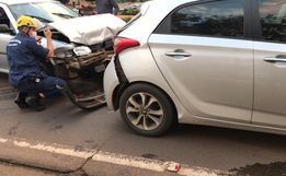 Engavetamento envolvendo van e três carros deixa mulher ferida em SMOeste