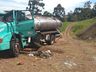 Caminhão despenca de rodovia após saída de pista em Anchieta