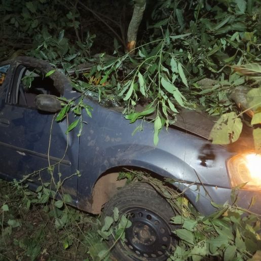 Veículo capota e cai em ribanceira em Itapiranga
