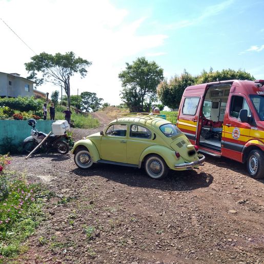Homem fica ferido em colisão entre Fusca e motocicleta