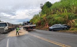 Condutora fica ferida em acidente entre carro e caminhão na SC-157
