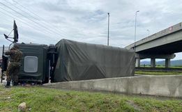 Caminhão do Exército que transportava soldados capota em Santa Catarina