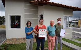 Idoso que tentou salvar casa de incêndio com pote de sorvete ganha novo lar