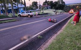  Homem fica ferido em queda de motocicleta após colisão com cachorro em Itapiranga