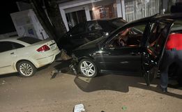 Motorista bate em carros estacionados e foge em São Miguel do Oeste 