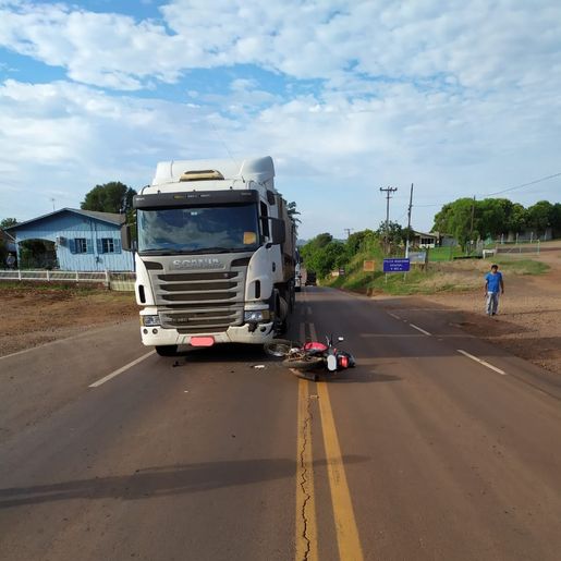 Homem fica ferido em colisão envolvendo moto e caminhão 