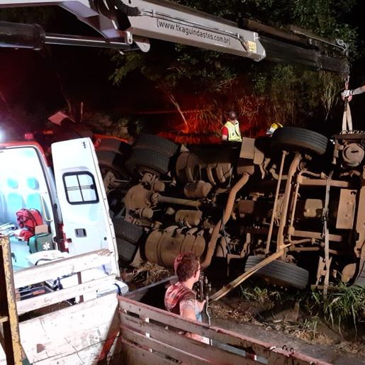 Caminhoneiro fica gravemente ferido em tombamento na SC-305 em Anchieta
